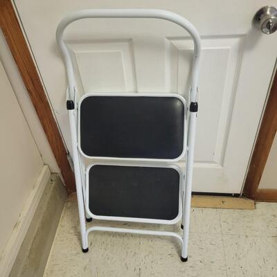 MECO USA METAL FOLDING  STEP STOOL