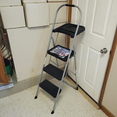 BIG STEP FOLDING STEP STOOL W/ PROJECT TRAY