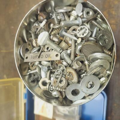 LARGE BUNDLE OF SCREWS & GARAGE METAL