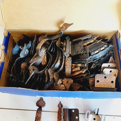 LARGE COLLECTIONS OF VINTAGE HANDLES & ACCESSORIES
