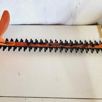 BLACK & DECKER 16 IN ELECTRIC DELUXE HEDGE TRIMMERS W/ CORD ORGANIZER