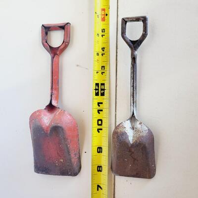VINTAGE METAL SCOOPERS
