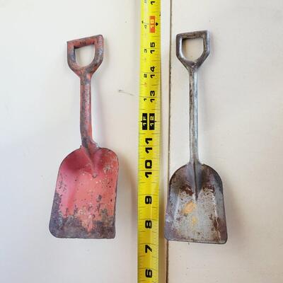 VINTAGE METAL SCOOPERS
