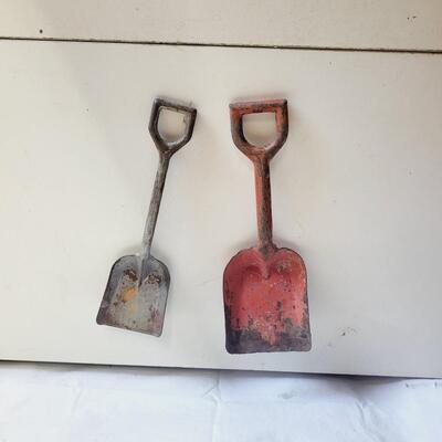 VINTAGE METAL SCOOPERS