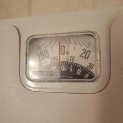 VINTAGE METAL BATHROOM SCALE