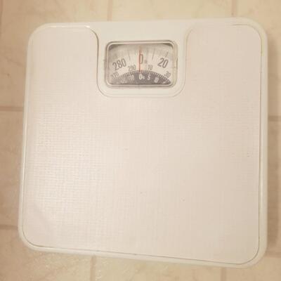 VINTAGE METAL BATHROOM SCALE
