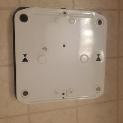 VINTAGE METAL BATHROOM SCALE