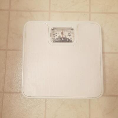 VINTAGE METAL BATHROOM SCALE