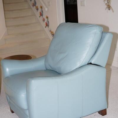 CONTEMPORARY LEATHER RECLINER IN A 