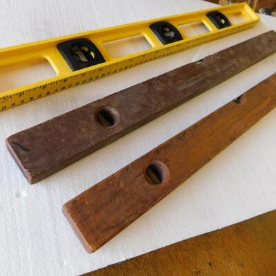 Carpentar's LEVEL LOT 2 Antique Wood + 1 Modern Plastic