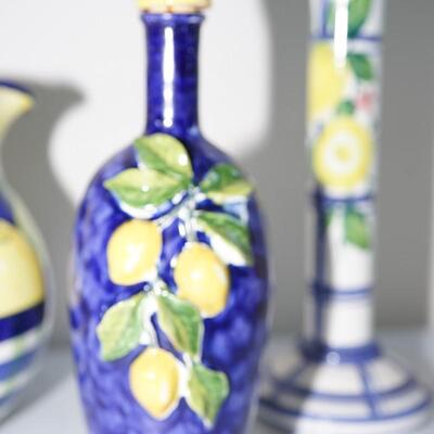 GROUPING OF LEMON DECORATED BLUE AND WHITE CERAMIC PIECES. -QUALITY