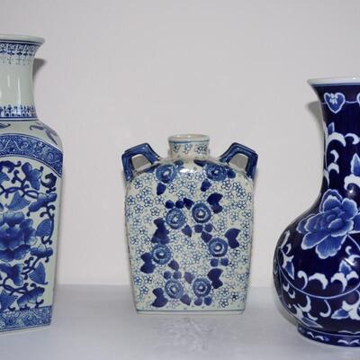 GROUPING OF ASIAN STYLE POTTERY - BLUE AND WHITE -QUALITY DECORATIVE