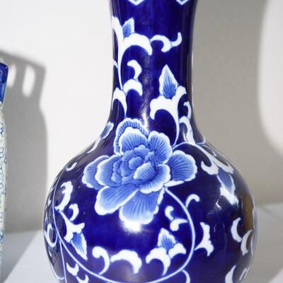 GROUPING OF ASIAN STYLE POTTERY - BLUE AND WHITE -QUALITY DECORATIVE