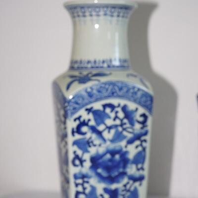 GROUPING OF ASIAN STYLE POTTERY - BLUE AND WHITE -QUALITY DECORATIVE