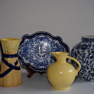 GROUPING OF FOUR CERAMIC PIECES TO INCLUDE A CHINESE PLATTER/ DELFT STYLE VASE/ FIESTA STYLE WATER JUG AND VASE OF WHEAT DESIGN