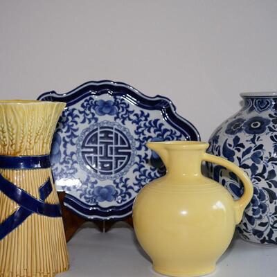 GROUPING OF FOUR CERAMIC PIECES TO INCLUDE A CHINESE PLATTER/ DELFT STYLE VASE/ FIESTA STYLE WATER JUG AND VASE OF WHEAT DESIGN