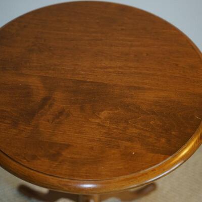 QUALITY MAPLE STAINED FERN STAND OR TEA TABLE.