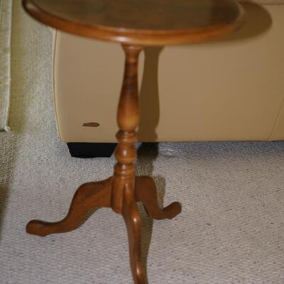 QUALITY MAPLE STAINED FERN STAND OR TEA TABLE.