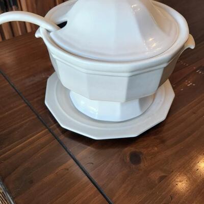 Pfaltzgraff Heritage White Soup Tureen with Ladle & Lid 160H