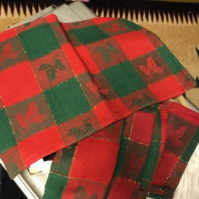 4 Christmas Place mats & napkins