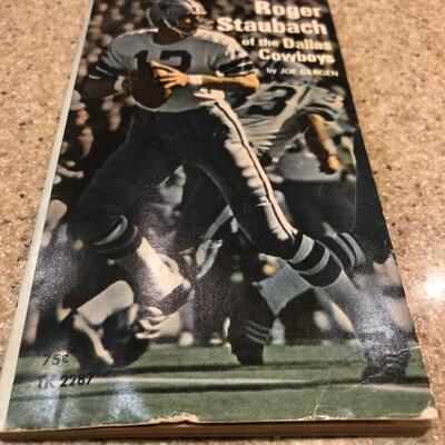 Vintage Original 1972 Roger Staubach of the Dallas Cowboys by Joe Gergen Scholastic Football Book