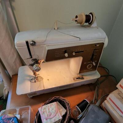 Singer 603E Touch N Sew Sewing Machine w Accessories