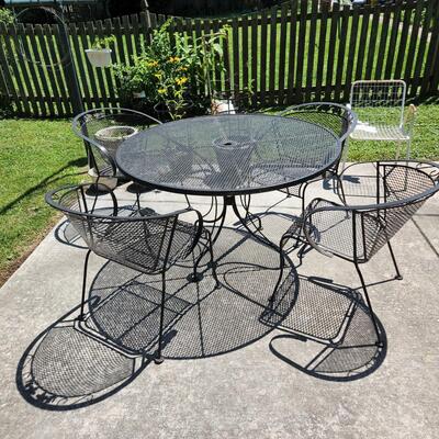 Heavy Metal Wire Mesh Patio table w 4  Chairs 48