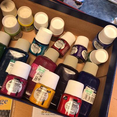 Tote of Material stain/ paint