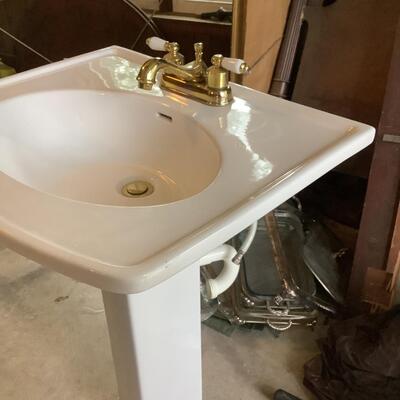 Pedestal sink - Peerless gold faucet