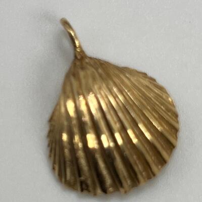 Pearl in Shell Pendant 14K gold with 14K Chain