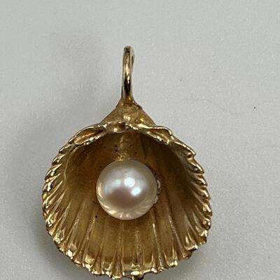 Pearl in Shell Pendant 14K gold with 14K Chain