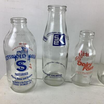 5047 Set of 6 Vintage WaWa Milk Bottles