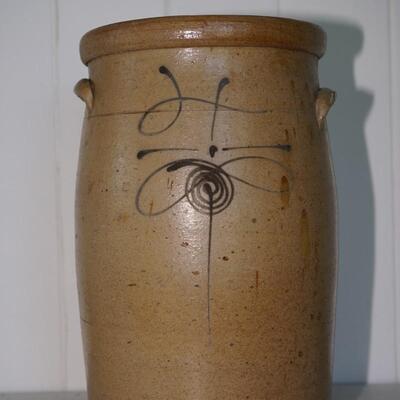 EARLY #4 BUTTER CHURN CROCK WITH BEESTING COBALT BLUE DECORATION