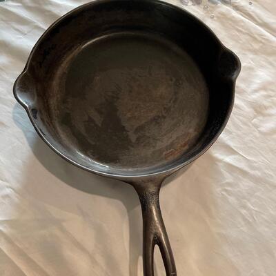 Cast iron skillet - 9â€