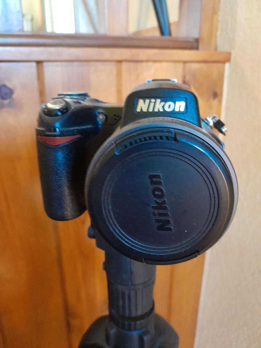 LOT 196 NIKON DIGITAL COOLPIX CAMERA 8800 WITH TRIPOD