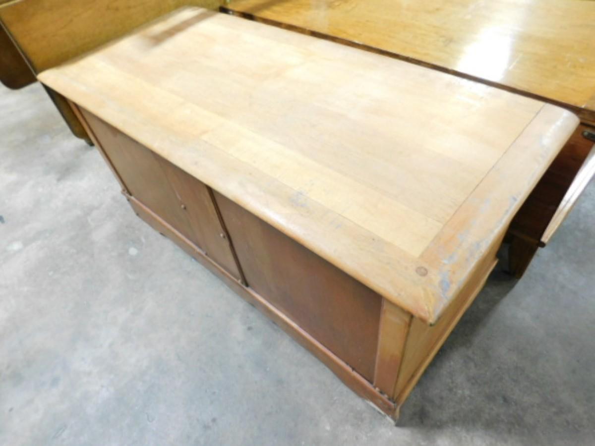 Vintage Cedar Lined Lane Chest | EstateSales.org