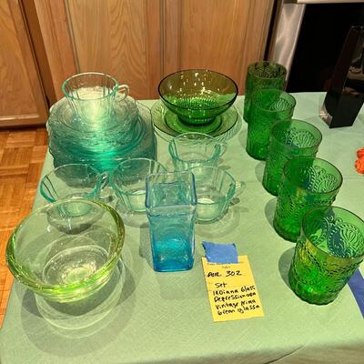 Indiana Depression glass plates, saucers Cups