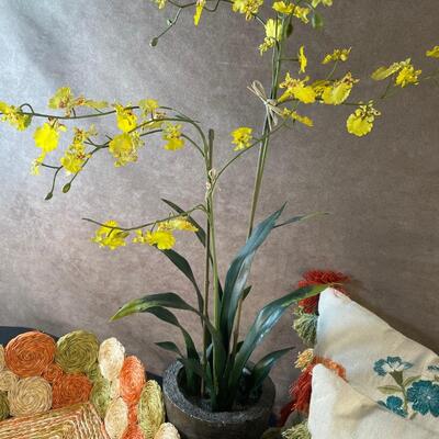 Lot 59. Floral Decor Lot