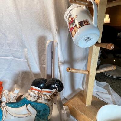 Fun Novelty table ware. Mugs and holder, Mom music box As is