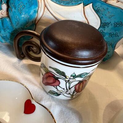 Fun Novelty table ware. Mugs and holder, Mom music box As is