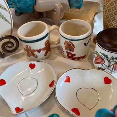 Fun Novelty table ware. Mugs and holder, Mom music box As is