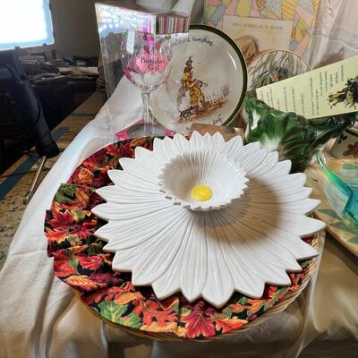 Fun Novelty table ware. Mugs and holder, Mom music box As is