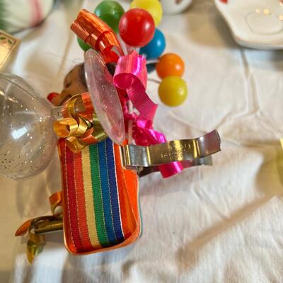 Fun Novelty table ware. Mugs and holder, Mom music box As is