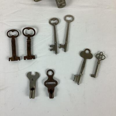 5088 Assorted Antique/Vintage Keys Large & Small