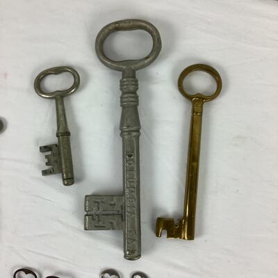 5088 Assorted Antique/Vintage Keys Large & Small