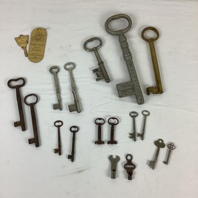 5088 Assorted Antique/Vintage Keys Large & Small