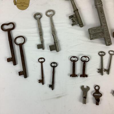 5088 Assorted Antique/Vintage Keys Large & Small