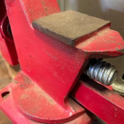 Red Bolt Down Bench Vice 4