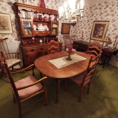 ETHAN ALLEN solid Maple Dining Room Table w/ 2 leaves & custom tabletop Pad, 4 ladder-back chairs