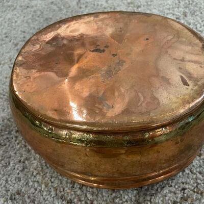 1 Asian bowl and oval copper pot with handles